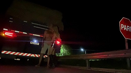 CAMINHONEIRO FUDENDO A SAFADA SEM CAMISINHA
