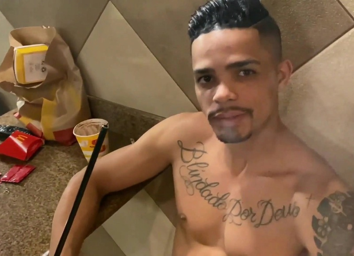 Fudendo O Mozao Na Piscina E Depois Dando Leitinho Na Boca Dele