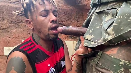 Deu o cu pro milico atras do quartel, e ficou com o cu cheio de porra.