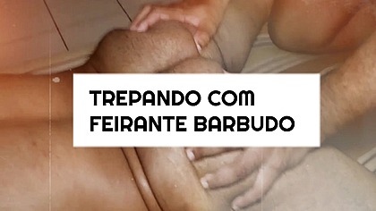 Sexo muito interessante com um barbudo feirante, macho viril e muito sex que e uma delicia de homem.
