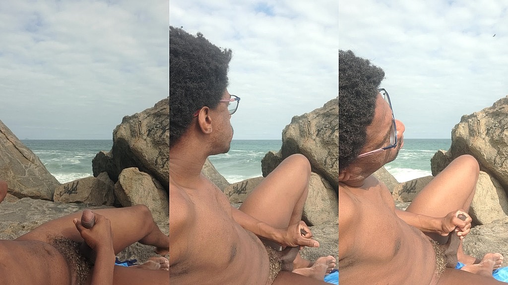 me masturbando na praia de nudismo de abrico (Ricardo Grande) me masturbando na praia de nudismo de abrico (Ricardo Grande)