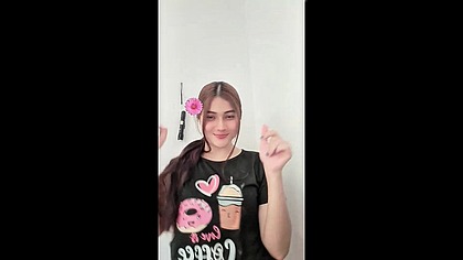 colombiana se masturba y se toca sus grandes tetas