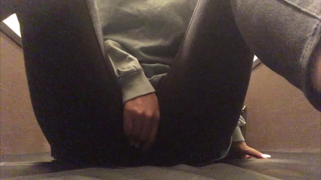 ネカフェでおもちゃ持参してエロ動画見ながらオナニーする女子◯生。 (Momoka, Nono) ネカフェでおもちゃ持参してエロ動画見ながらオナニーする女子◯生。 (Momoka, Nono)