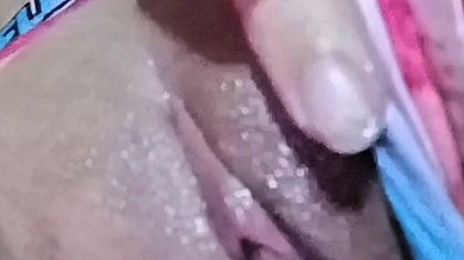 LATINA SE MASTURBA Y MUESTRA SUS GRANDOTAS TETAS