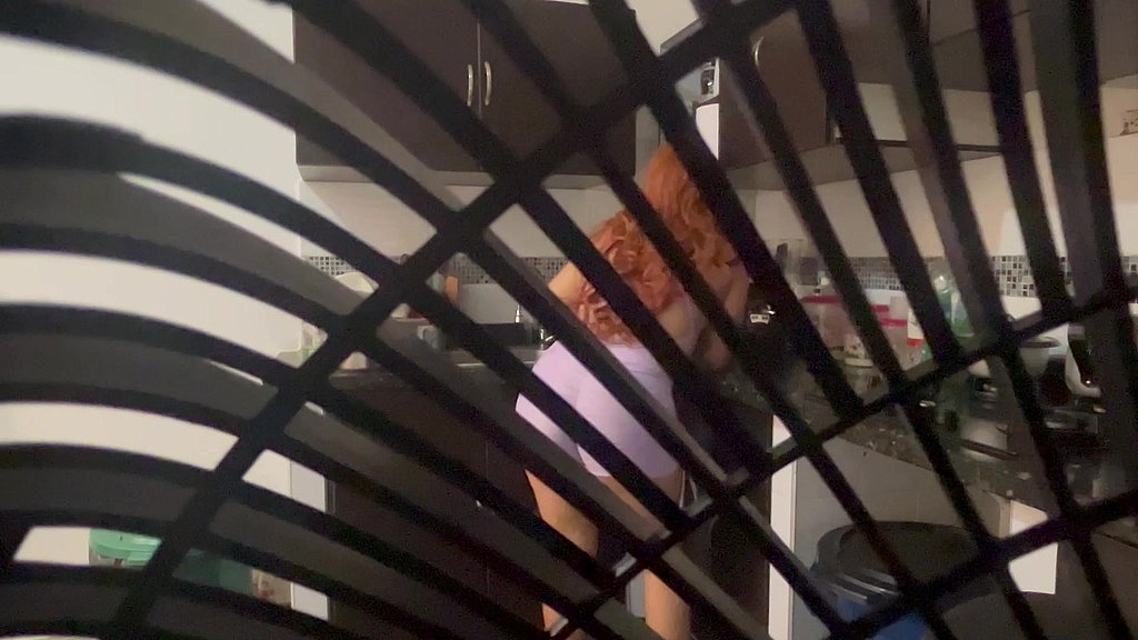 madrastra latina caliente es pillada masturbandose en la cocina mientras ve sexo en su celular (Aitanabigass) madrastra latina caliente es pillada masturbandose en la cocina mientras ve sexo en su celular (Aitanabigass)