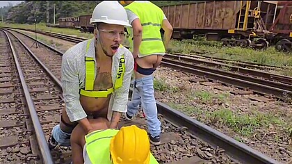 OS OPERARIOS PEGARAM PESADO NA HORA DO ALMOCO FUDERAM O COLEGA PASSIVO E DERAM MUITO LEITE DE SOBREMESA