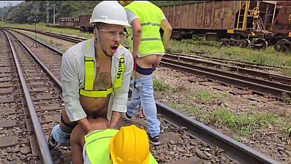 Operarios foderam gostoso com o chefe durante a pausa almoco