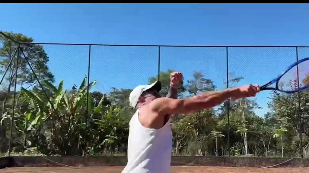 fui jogar tenis e o clima esquentou. comi meu parceiro na quadra mesmo. (Gauchogarcia,Diego Mineiro) fui jogar tenis e o clima esquentou. comi meu parceiro na quadra mesmo. (Gauchogarcia,Diego Mineiro)