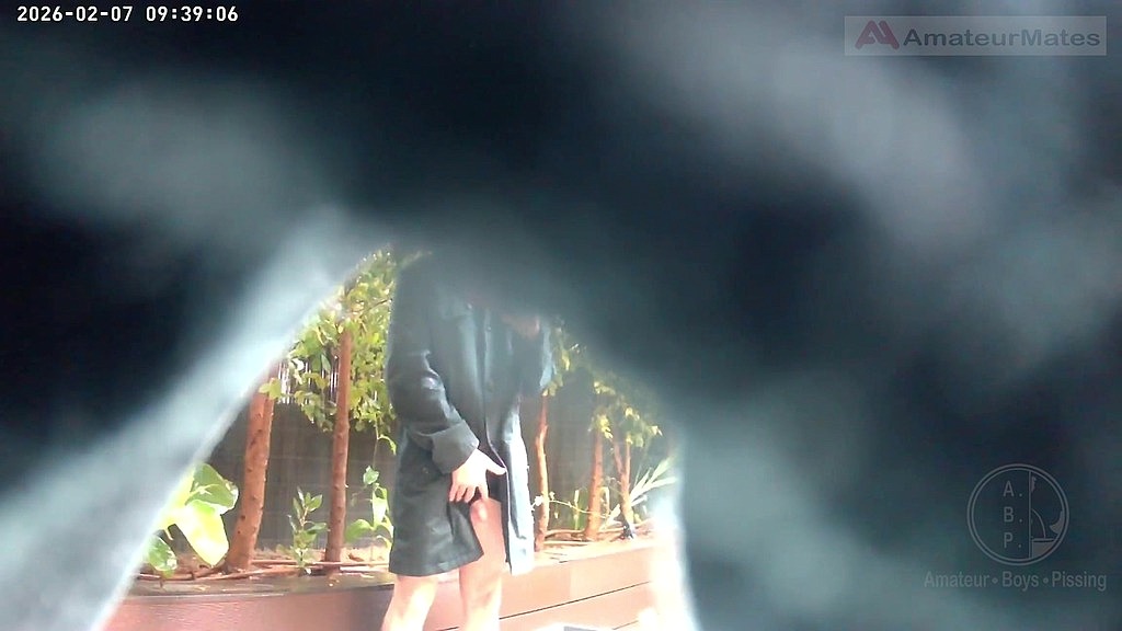 amateur guy caught peeing in a public park (Biflatmate) amateur guy caught peeing in a public park (Biflatmate)