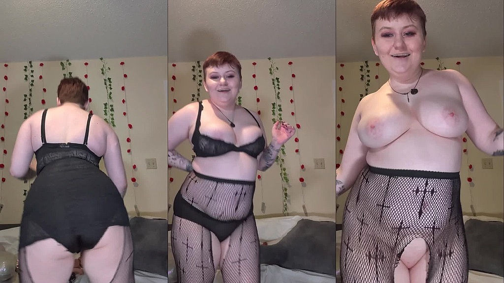 stripping (CurvyElvishGirl) stripping (CurvyElvishGirl)