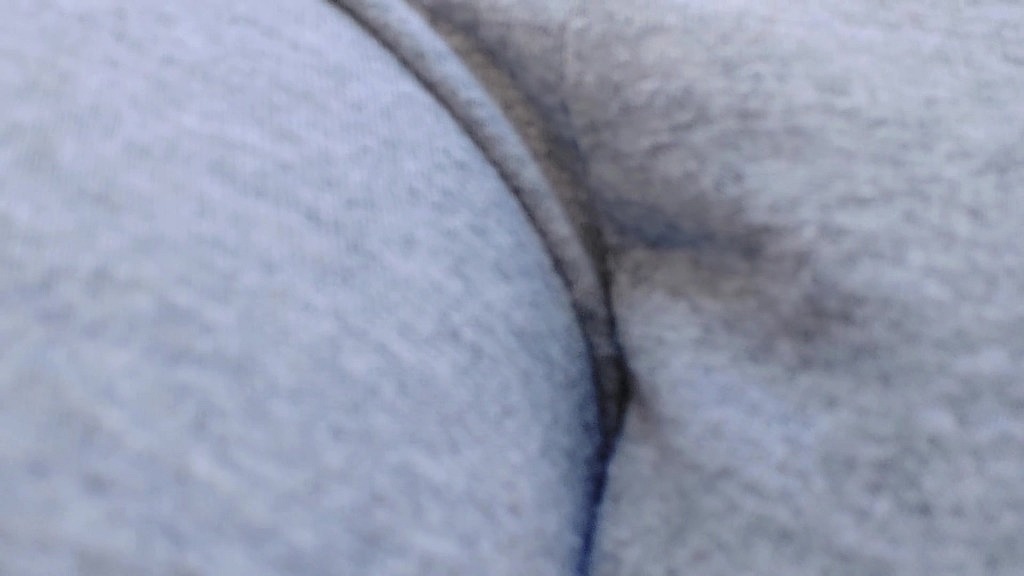 tight yoga pants wet with pee in the park and on the street (Nicoletta Embassi) tight yoga pants wet with pee in the park and on the street (Nicoletta Embassi)