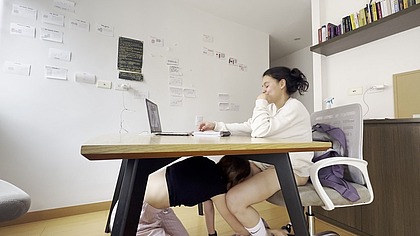 Dos chicas se tocan durante una videollamada sin que nadie se de cuenta