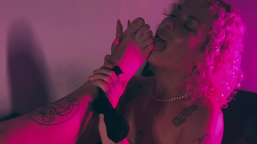 just 2 queens having fun with their feet and hairy armpits (Marilou, Srta Jesus) just 2 queens having fun with their feet and hairy armpits (Marilou, Srta Jesus)