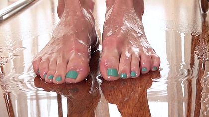 BEAUTIFUL FEET AND PISS