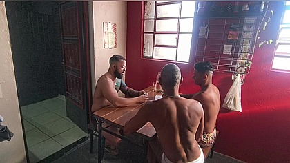Jogo de cartas entre amigos termina em putaria