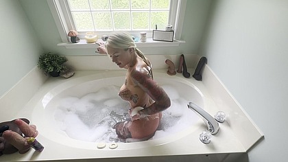 Horny housewife bathtub solo