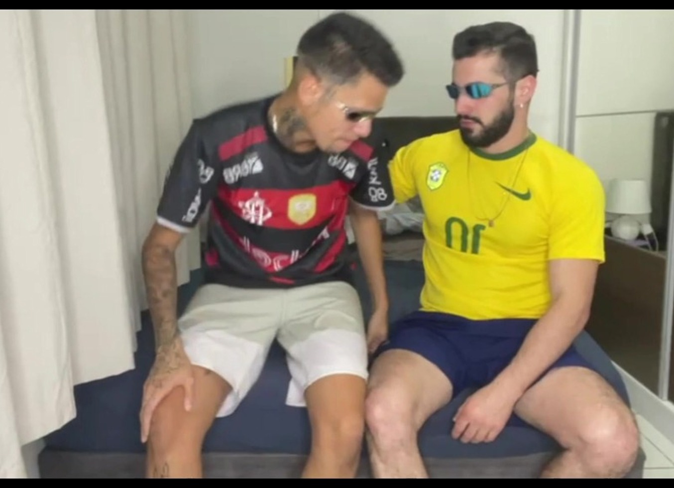 Maloca Sentando Na Pica Duro Do Amigo Que Foi Assistir O Jogo. - Completo
