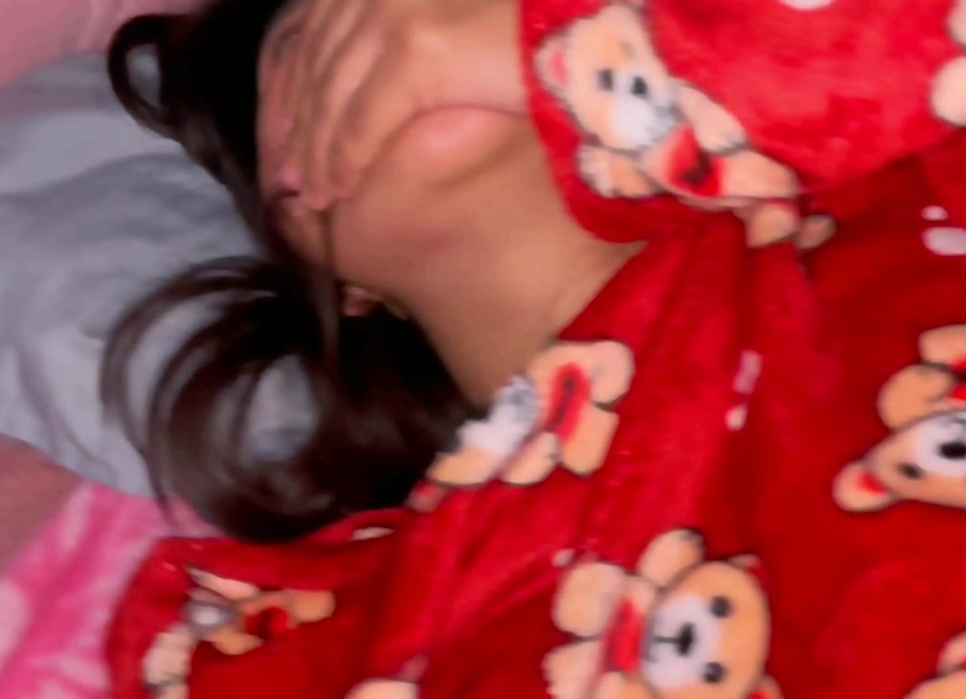 Visito A La Sobrina De Mi Esposa A Medianoche En Su Cuarto Y Asi De Facil La Agarro Acostadita En Su Cama!! Real Y Casero