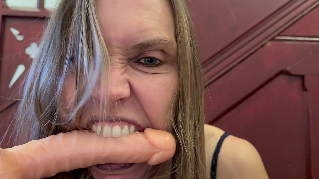 wild dildo gnawing (Wamgirlx) wild dildo gnawing (Wamgirlx)