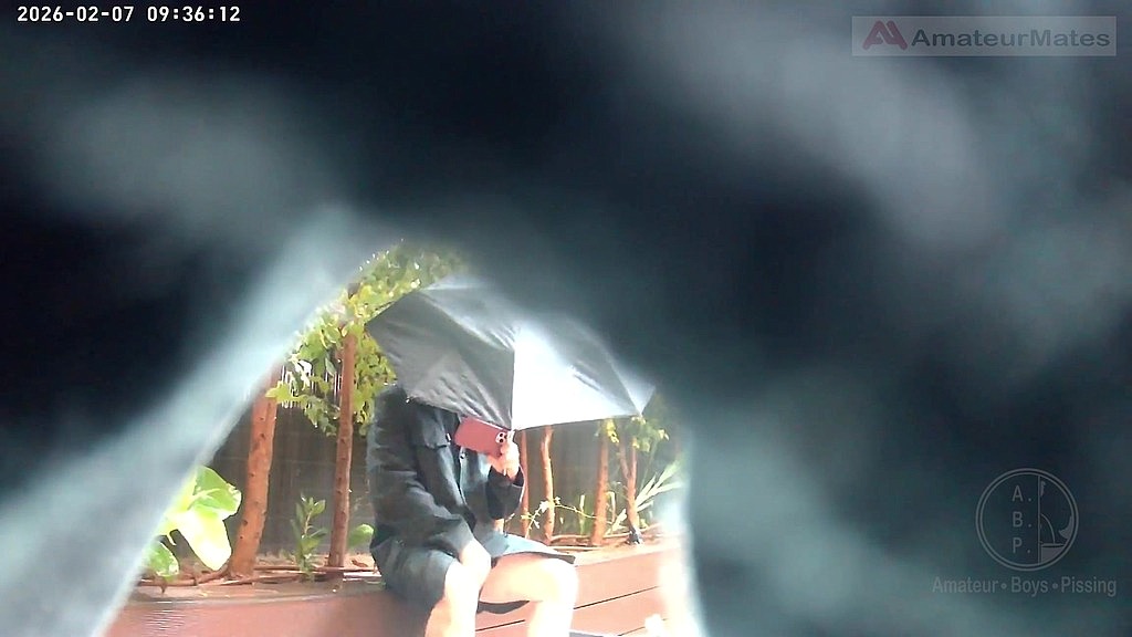 amateur guy caught peeing in a public park (Biflatmate) amateur guy caught peeing in a public park (Biflatmate)