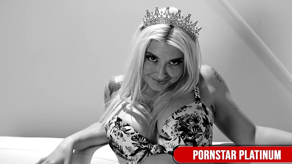 blonde slut leya falcon pleases her tight holes with fat toys! (Leya Falcon) blonde slut leya falcon pleases her tight holes with fat toys! (Leya Falcon)