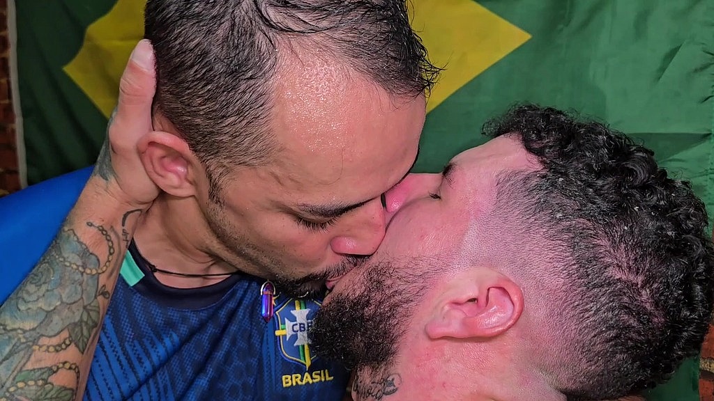 trepando com os colegas durante transmissao do jogo de futebol da selecao brasileira. - 04 (Kxorrao,Lendro Delao, Socyal Sem Camisa, Brenno Salvatorri,Vava Oficial,Alex Ordinario) trepando com os colegas durante transmissao do jogo de futebol da selecao brasileira. - 04 (Kxorrao,Lendro Delao, Socyal Sem Camisa, Brenno Salvatorri,Vava Oficial,Alex Ordinario)