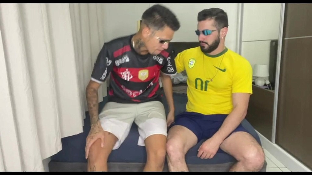 maloca sentando na pica duro do amigo que foi assistir o jogo. - completo (Henrique Karvalho,Gauchogarcia) maloca sentando na pica duro do amigo que foi assistir o jogo. - completo (Henrique Karvalho,Gauchogarcia)