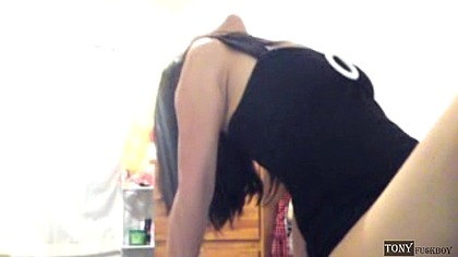 Mi roomie.. Solita se lo metio por el culo y logra un orgasmo anal por primera vez y justamente nos interrumpe su novio. Sentones de una linda mexicana