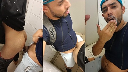 Homossexuais com fome de galo fazem sexo anal em banheiro publico