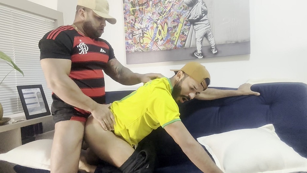 o mano me chamou para assistir o jogo, mais o que ele queria mesmo era empurrar as bolas em mim (Andr Miilk,Xavierdotbr) o mano me chamou para assistir o jogo, mais o que ele queria mesmo era empurrar as bolas em mim (Andr Miilk,Xavierdotbr)
