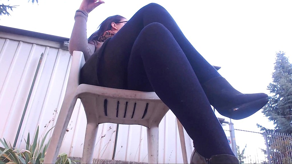 dangling in a cold public garden 4k (Nicoletta Embassi) dangling in a cold public garden 4k (Nicoletta Embassi)