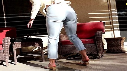 Hottie Vika pissing her office outside wetting pants