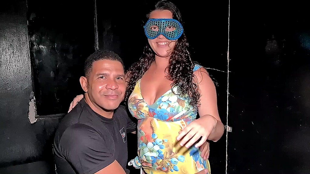 Leo Ogro, Jessica Casadinha: marido liberou a esposa gravar porno com outro macho na cabine da festa de swing (AnalVids.com) marido liberou a esposa gravar porno com outro macho na cabine da festa de swing (Leo Ogro, Jessica Casadinha)
