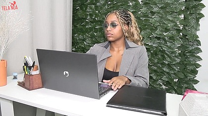 VICKY A SECRETARIA TRABALHANDO SEM CALCINHA SEDUZINDO O OFFICE BOY