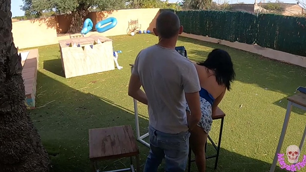 гаряча пара, яку зняли на камеру в барі (Mayaythor, Thor) hot couple caught on camera in a bar (Mayaythor, Thor)