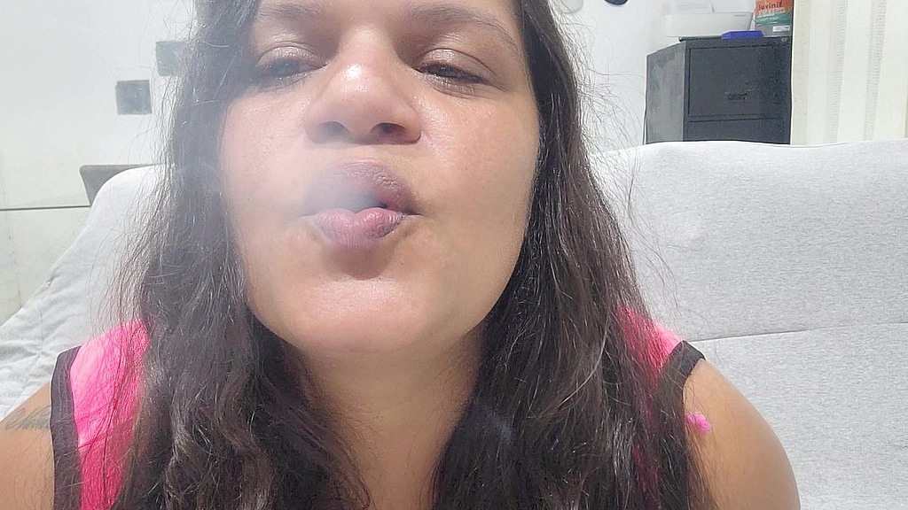 fumando tabaco e gozando no dedo (Paty Bumbum) fumando tabaco e gozando no dedo (Paty Bumbum)