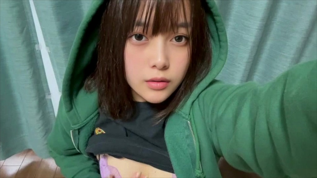 最近寒いから性欲が増してるかも...おまんこを触ってオナニーがやめられない。 (Momoka) 最近寒いから性欲が増してるかも...おまんこを触ってオナニーがやめられない。 (Momoka)