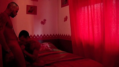 jeune mec baise par un militaire au crane tatoue