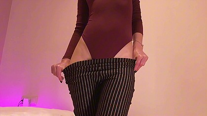 Her stripped pants show round ass so good