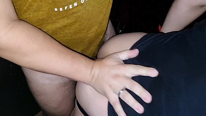 Tesao pulsando forte entre dois ativos roludos num box de bar gay comendo rabo do passivo.