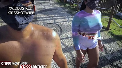 Kriss Hotwife Se Exibindo Na Orla Da Praia Com Blusinha Transparente Enquanto Faz Caminhada