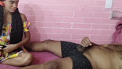 Minha enteada fica excitada vendo eu me masturbar.