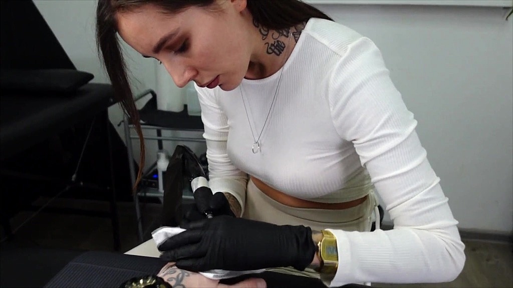 Дмитро, Ірина: тату-майстер прийняв мій член замість оплати! (AnalVids.com) tattoo artist accepted my dick instead of payment! (Dmitryg, Irinag)