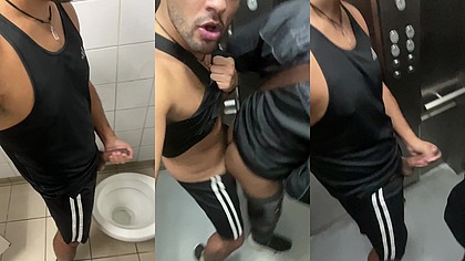 ENCONTREI SEGURANCA NO BANHEIRO E ME CHAMOU PARA FODER ELE NO ELEVADOR.