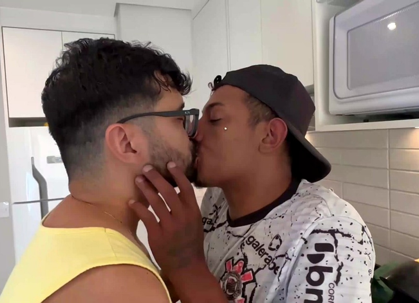 Marcos Goiano - Entregador De Delivery Foi Mamado Pelo Puto - Mamador Engolindo A Pica Preta Do Entregador - Boque No Motoboy Dotadao