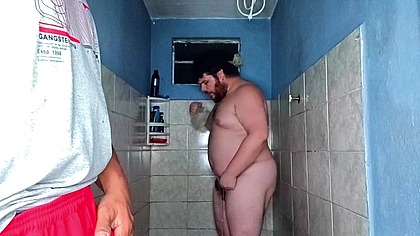 Chamei um encanador pra arrumar o chuveiro e acabei sendo leitado (completo)