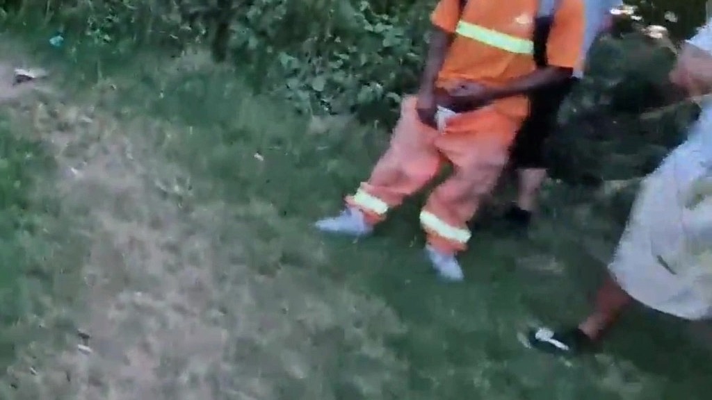 na praca na frente dos garis (O Piolhento, Saymonfitness, Tais hotwife, O Larapio) na praca na frente dos garis (O Piolhento, Saymonfitness, Tais hotwife, O Larapio)