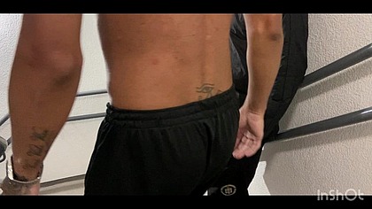 Marido da vizinha me chamou pra mamar ele na escada e nao aguentei trouxe ele pro meu apartamento