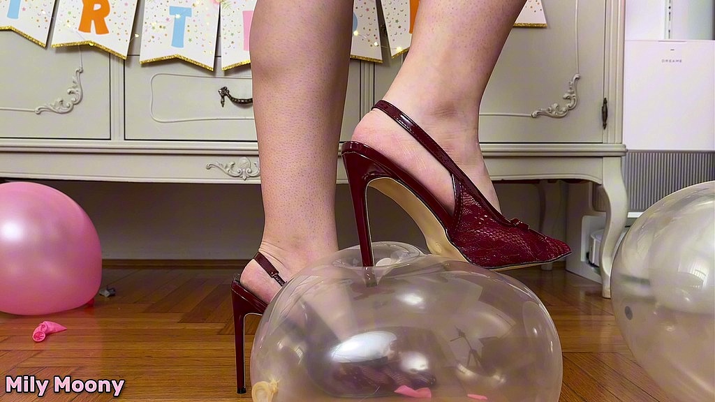 popping my birthday balloons with heels (Mily Moony) popping my birthday balloons with heels (Mily Moony)