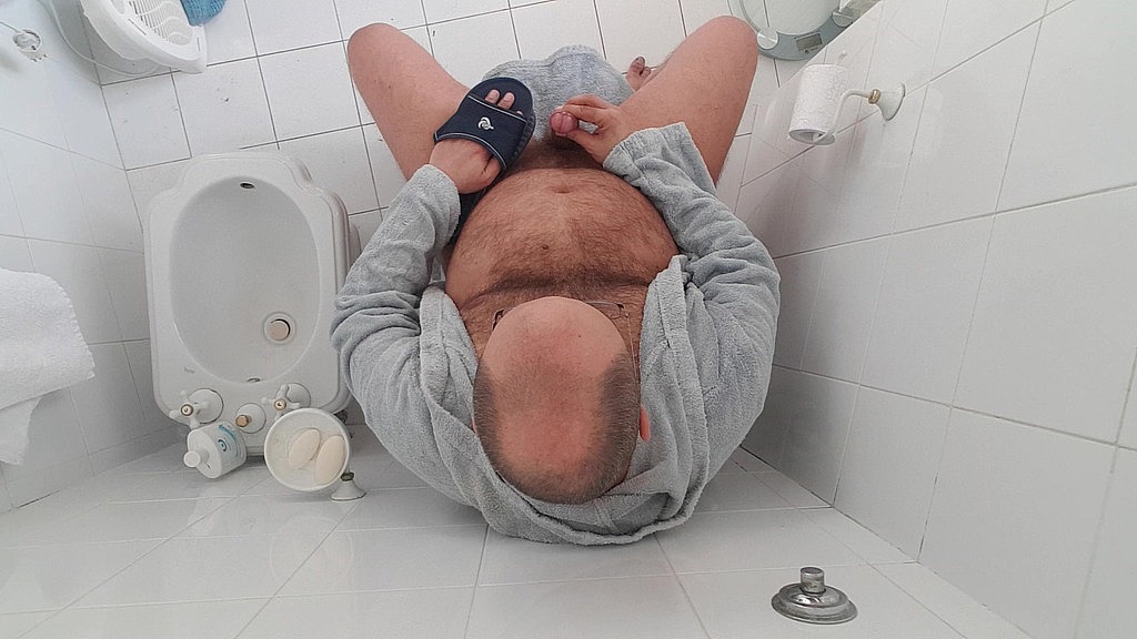gg records himself while he pees and masturbates using his filp-flops (GianGinestra) gg records himself while he pees and masturbates using his filp-flops (GianGinestra)